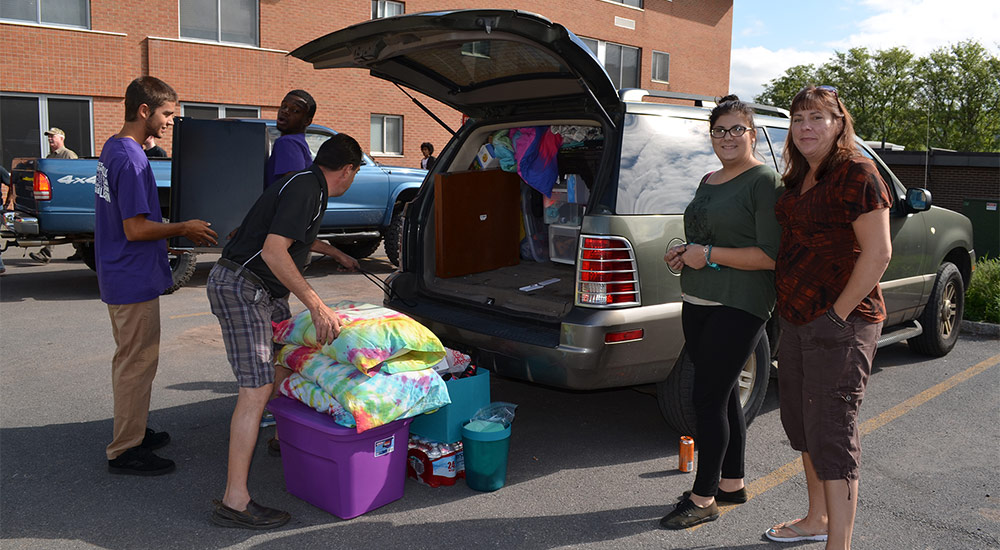 Family helping to move student into dorm